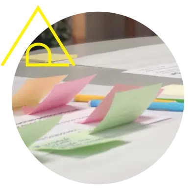 Primer plano de posit colocados sobre una mesa de trabajo
