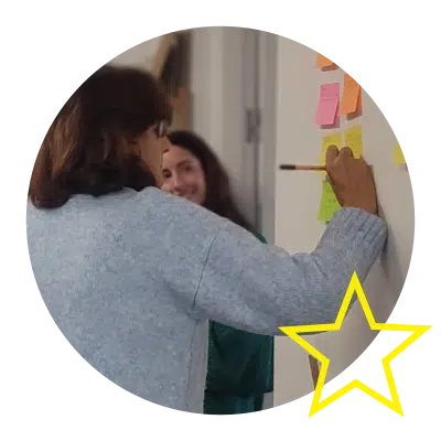 Trabajadora escribe en una pizarra