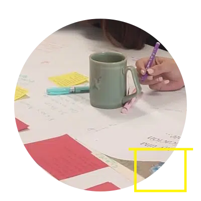 Mesa de trabajo con una taza de café